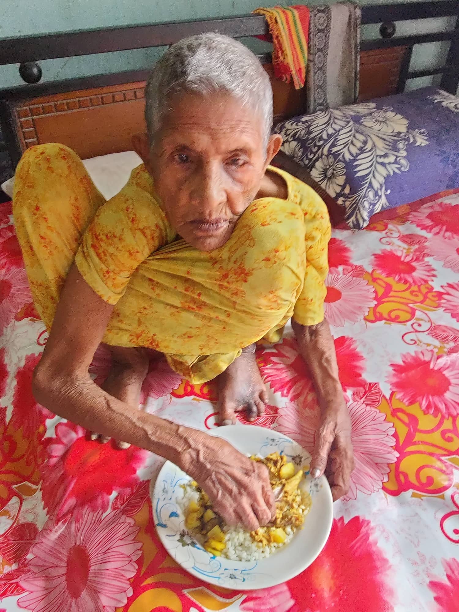 Read more about the article Food distribution to our beloved mothers – Apon Nibash Bridhasrom